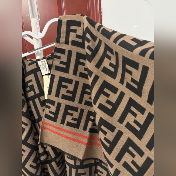 Fendi Oversized Reversible Cape - Picture 7 of 10